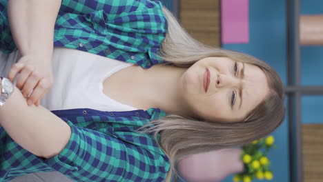 Vertical-video-of-Woman-with-itchy-arms.